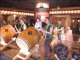 일본의 민속 축제는 북소리에서 시작했다. 